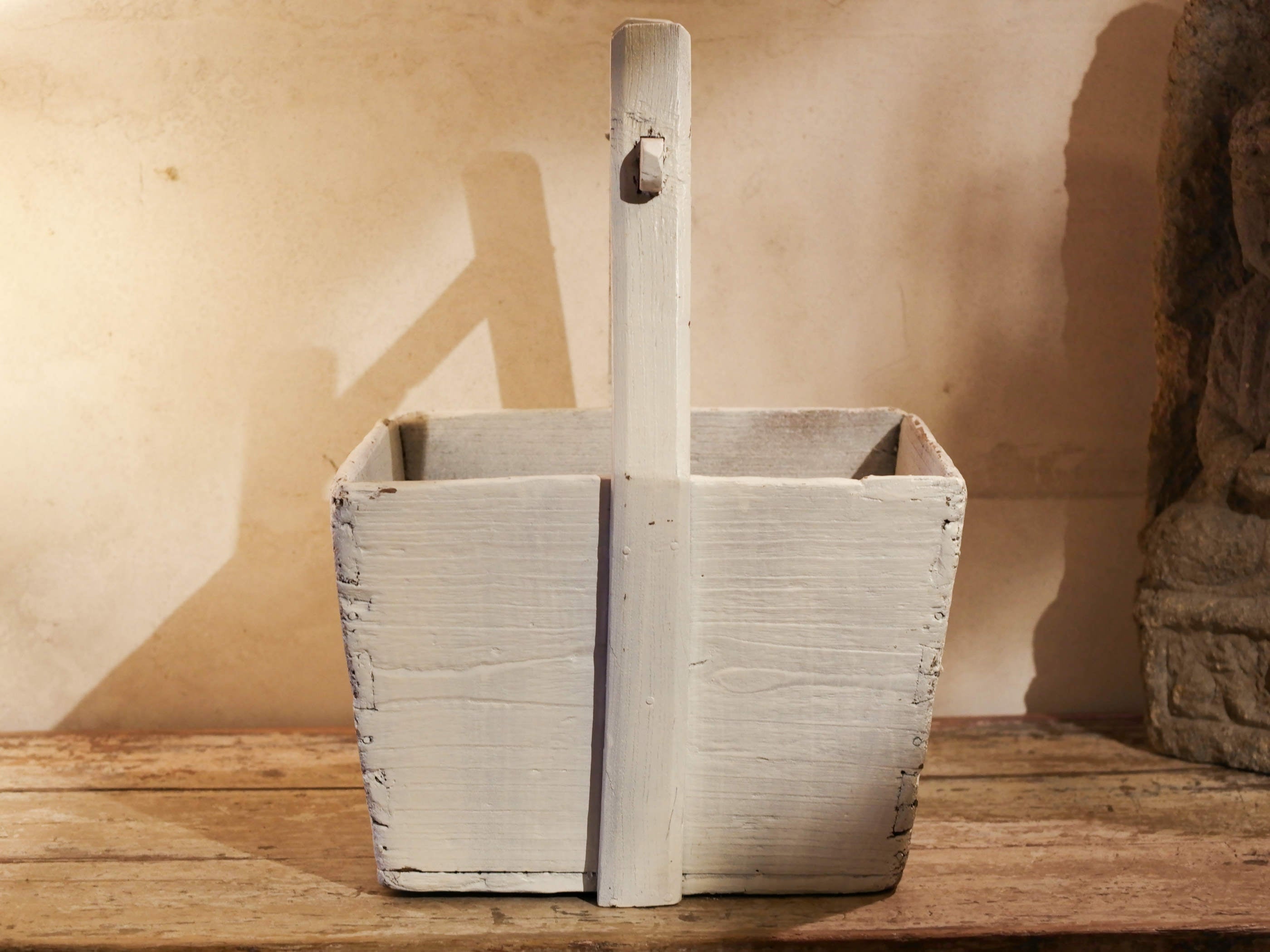 Cesto Cina, Porta Riso In Legno Di Olmo, Assemblati Senza L'Utilizzo Di Ferramenta Ma Solo Con Incastri A Pettine. Dipinto Bianco Dimensioni 38x38xh50cm.