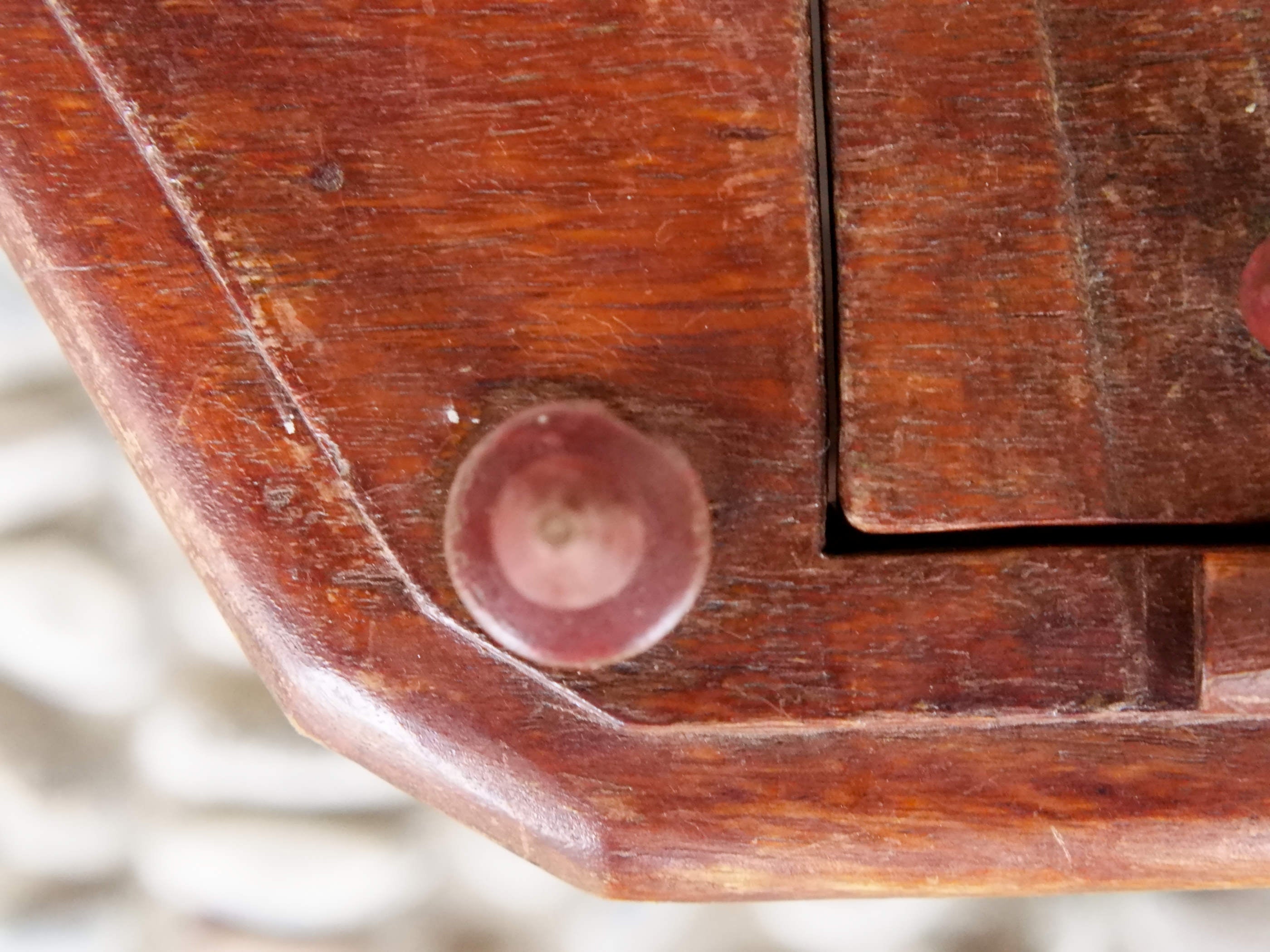 Gabbietta in legno, India. gabbia usata per merli indiani, databile seconda metà 900, oggetto ornamentale unico lavorato a mano in legno di teak massello. parti in metallo e legno    disponibile coppia ( chiedere per conferma ) sconto applicabile in caso di unico trasporto .  Lavorata artigianalmente. Dimensioni 45x42 h66cm     per ulteriori info o dettagli: info@etniko.it 0039 3338778241 ig/fb : etniko by crosato etsy : etnikobycrosato