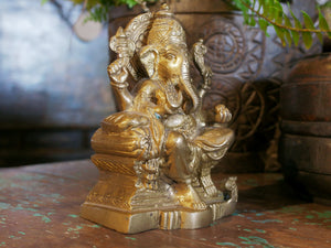 Formato dalle parole gana (tanti, tutti) e isha (signore), Ganesha significa letteralmente "Signore dei gana" dove gana può essere interpretato come "moltitudine", facendo assumere al nome il significato di "Signore di tutti gli esseri .