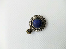 Carica l&#39;immagine nel visualizzatore di Gallery, pendaglio indiano in argento e lapis .  tutto originale ed autentico , lavorato artigianalmente fronte e retro  dimesioni 2,5 x 1,6 cm  peso 8 gr 