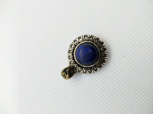 pendaglio indiano in argento e lapis .  tutto originale ed autentico , lavorato artigianalmente fronte e retro  dimesioni 2,5 x 1,6 cm  peso 8 gr 