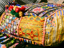 Carica l&#39;immagine nel visualizzatore di Gallery, borsa indiana patchwork  tutti i pezzi che la compongono sono elementi in tessuto ricamati con specchietti , con ricamo ecc... ricavati da vecchi tessuti rajasthani  pezzo unico lavorato interamente a mano  filo oro e filo argento .  3 pon pon , apertura a cerniera ed interno foderato  lavorata in ogni angolo e lato .   45 x 37 x 20  cm esclusi manici manici 38 cm  cm  per info ed ulteriori foto 0039 3338778241 info@etniko.it www.etniko.it