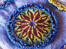 Carica l&#39;immagine nel visualizzatore di Gallery, vecchio tessuto indiano ricamato , pezzo unico lavorato a mano in ogni parte con filo in cotone , filo oro e perline . tipico del gujarat usato come decoro ed addobbo .  misure 16x16x1 cm indicative ( + / - 1 cm)  peso 40/45 gr   indicare sull&#39;ordine il numero scelto   disponibili vari colori e dimensioni  contattare per info  0039 3338778241 info@etniko.it  fb/ig etniko by crosato