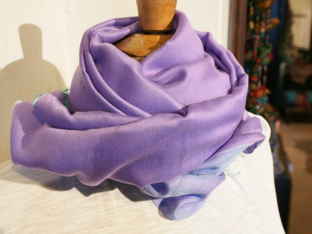 scialle in seta e lana di color viola chiaro.  pezzo unico.  peso 120 grammi, dimensioni 70x200cm.