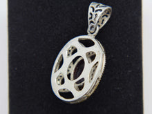 Carica l&#39;immagine nel visualizzatore di Gallery, pendaglio in stile turco , arabo .  argento , ametista e zirconi  tutto originale ed autentico , lavorato artigianalmente fronte e retro  dimensioni  4,5 x 2 cm  peso 8,5 gr   