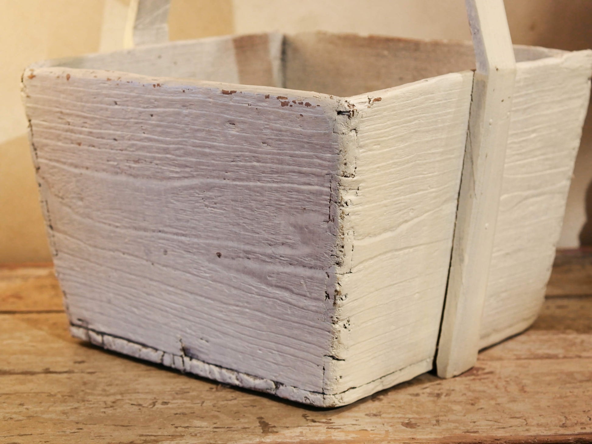 Cesto Cina, Porta Riso In Legno Di Olmo, Assemblati Senza L'Utilizzo Di Ferramenta Ma Solo Con Incastri A Pettine. Dipinto Bianco Dimensioni 38x38xh50cm.