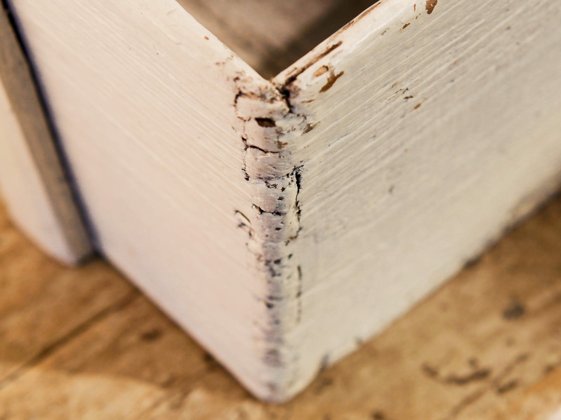 Cesto Cina, Porta Riso In Legno Di Olmo, Assemblati Senza L'Utilizzo Di Ferramenta Ma Solo Con Incastri A Pettine. Dipinto Bianco Dimensioni 38x38xh50cm.