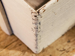 Cesto Cina, Porta Riso In Legno Di Olmo, Assemblati Senza L'Utilizzo Di Ferramenta Ma Solo Con Incastri A Pettine. Dipinto Bianco Dimensioni 38x38xh50cm.