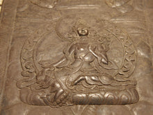 Carica l&#39;immagine nel visualizzatore di Gallery, quadro da appendere , raffigurazione di una tara verde tibetanma in lega bronzo , rame e metalli . lavorata artigianelmente raffigurante Tara verde .  dimensioni 27x42x2 cm  metallo inciso a rilievo , a sbalzo su tavole di legno  pezzo unico lavorato a mano , databile prima metà 900. 