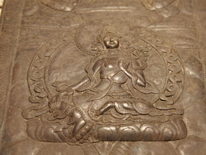 quadro da appendere , raffigurazione di una tara verde tibetanma in lega bronzo , rame e metalli . lavorata artigianelmente raffigurante Tara verde .  dimensioni 27x42x2 cm  metallo inciso a rilievo , a sbalzo su tavole di legno  pezzo unico lavorato a mano , databile prima metà 900. 