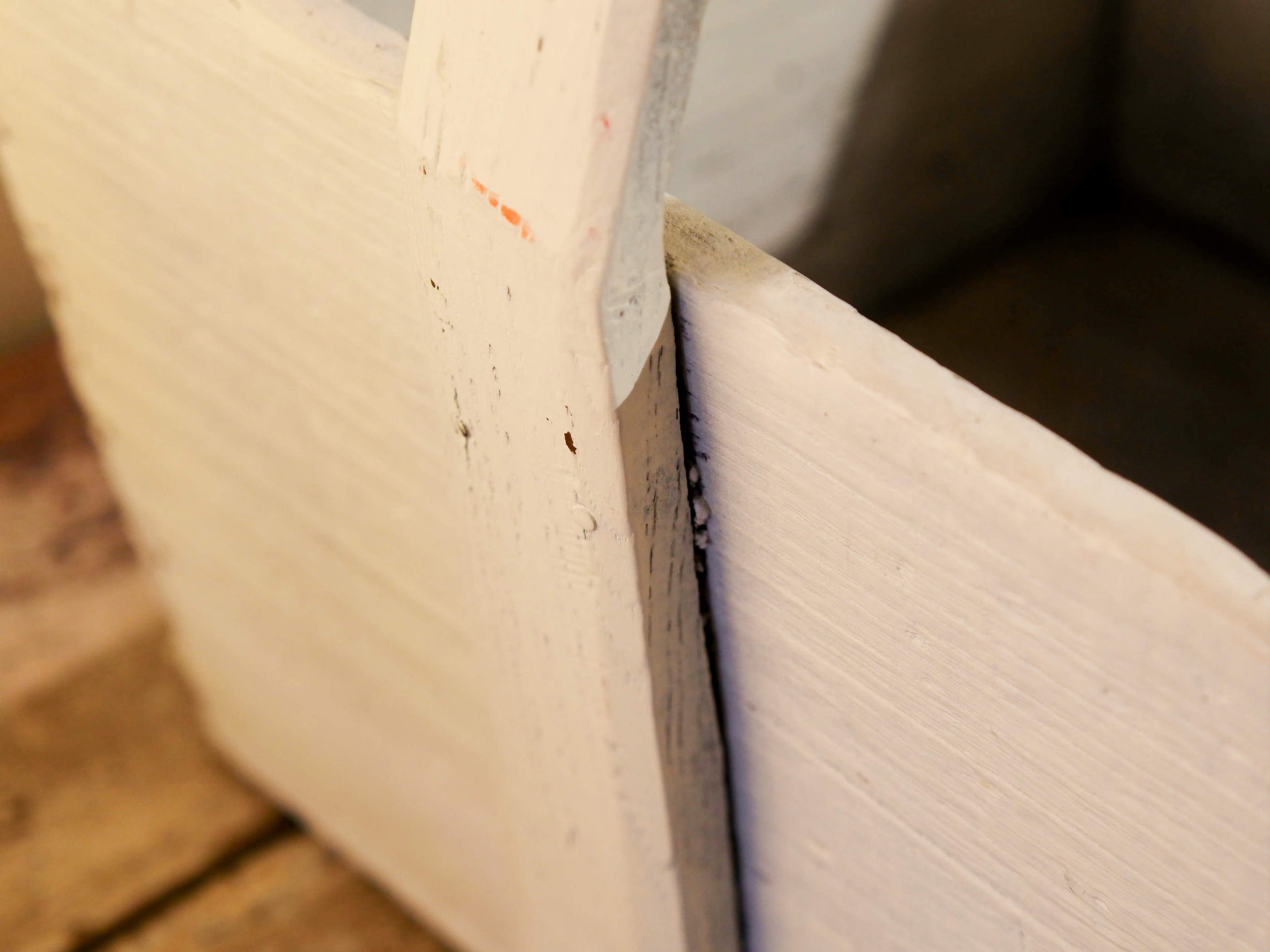 Cesto Cina, Porta Riso In Legno Di Olmo, Assemblati Senza L'Utilizzo Di Ferramenta Ma Solo Con Incastri A Pettine. Dipinto Bianco Dimensioni 38x38xh50cm.