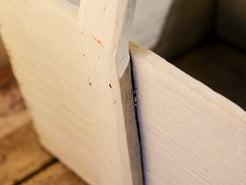 Cesto Cina, Porta Riso In Legno Di Olmo, Assemblati Senza L'Utilizzo Di Ferramenta Ma Solo Con Incastri A Pettine. Dipinto Bianco Dimensioni 38x38xh50cm.