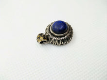 Carica l&#39;immagine nel visualizzatore di Gallery, pendaglio indiano in argento e lapis .  tutto originale ed autentico , lavorato artigianalmente fronte e retro  dimesioni 2,5 x 1,6 cm  peso 8 gr 