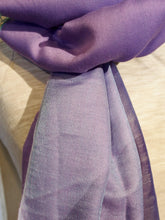 Carica l&#39;immagine nel visualizzatore di Gallery, scialle in seta e lana di color viola chiaro.  pezzo unico.  peso 120 grammi, dimensioni 70x200cm.