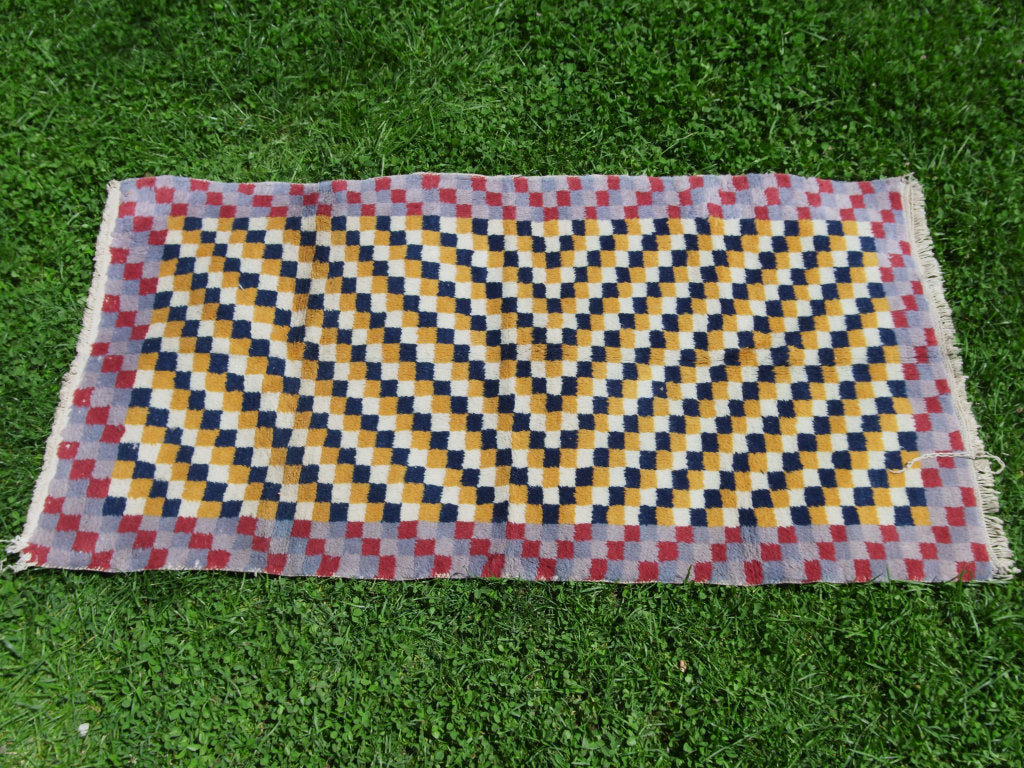 Tappeto Tibetano in lana. Pezzo unico realizzato a mano. Decorativo e colorato è bello sia impiegato come tappeto che da appendere a parete. Dimensioni 81x145cm