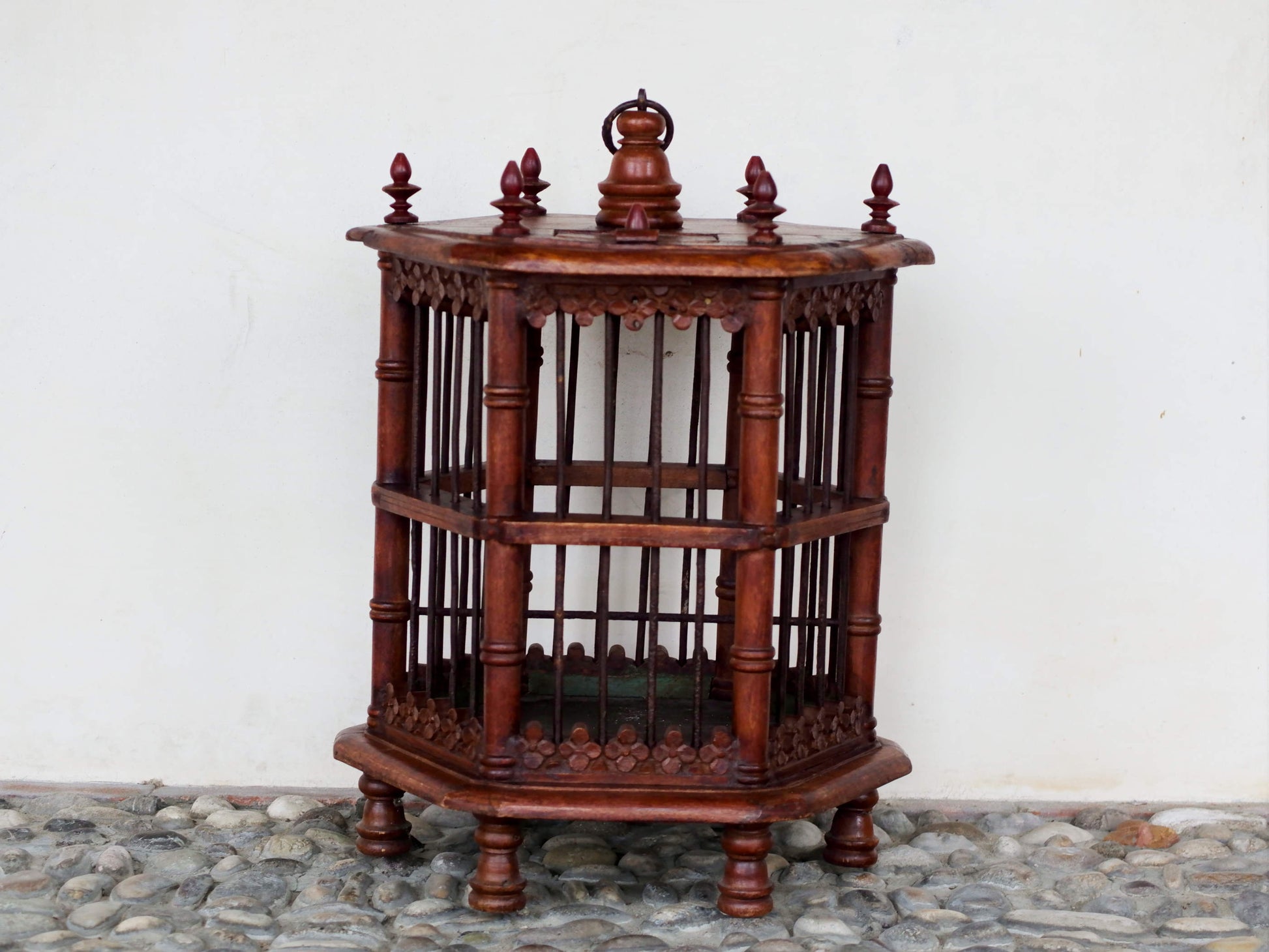 Gabbietta in legno, India. gabbia usata per merli indiani, databile seconda metà 900, oggetto ornamentale unico lavorato a mano in legno di teak massello. parti in metallo e legno    disponibile coppia ( chiedere per conferma ) sconto applicabile in caso di unico trasporto .  Lavorata artigianalmente. Dimensioni 45x42 h66cm     per ulteriori info o dettagli: info@etniko.it 0039 3338778241 ig/fb : etniko by crosato etsy : etnikobycrosato