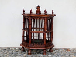 Gabbietta in legno, India. gabbia usata per merli indiani, databile seconda metà 900, oggetto ornamentale unico lavorato a mano in legno di teak massello. parti in metallo e legno    disponibile coppia ( chiedere per conferma ) sconto applicabile in caso di unico trasporto .  Lavorata artigianalmente. Dimensioni 45x42 h66cm     per ulteriori info o dettagli: info@etniko.it 0039 3338778241 ig/fb : etniko by crosato etsy : etnikobycrosato