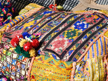 Carica l&#39;immagine nel visualizzatore di Gallery, borsa indiana patchwork  tutti i pezzi che la compongono sono elementi in tessuto ricamati con specchietti , con ricamo ecc... ricavati da vecchi tessuti rajasthani  pezzo unico lavorato interamente a mano  filo oro e filo argento .  3 pon pon , apertura a cerniera ed interno foderato  lavorata in ogni angolo e lato .   45 x 37 x 20  cm esclusi manici manici 38 cm  cm  per info ed ulteriori foto 0039 3338778241 info@etniko.it www.etniko.it
