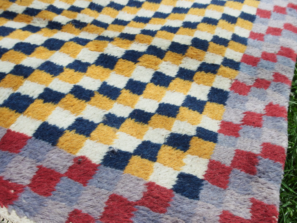 Tappeto Tibetano in lana. Pezzo unico realizzato a mano. Decorativo e colorato è bello sia impiegato come tappeto che da appendere a parete. Dimensioni 81x145cm