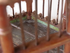 Gabbietta in legno, India. gabbia usata per merli indiani, databile seconda metà 900, oggetto ornamentale unico lavorato a mano in legno di teak massello. parti in metallo e legno    disponibile coppia ( chiedere per conferma ) sconto applicabile in caso di unico trasporto .  Lavorata artigianalmente. Dimensioni 45x42 h66cm     per ulteriori info o dettagli: info@etniko.it 0039 3338778241 ig/fb : etniko by crosato etsy : etnikobycrosato