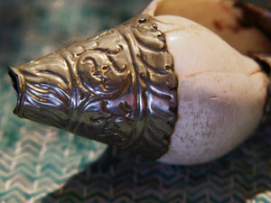 conchiglia tibetana in osso e metallo ( lega di argento )  originale ed unica lavorata artigianalmente . misure 16 x 5 x 5 cm  peso 183 gr