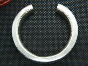 bracciale rigido in argento  con possibilità di modificare diametro .  peso 38 gr  diametro interno 6 esterno 8  esterno 8 cm