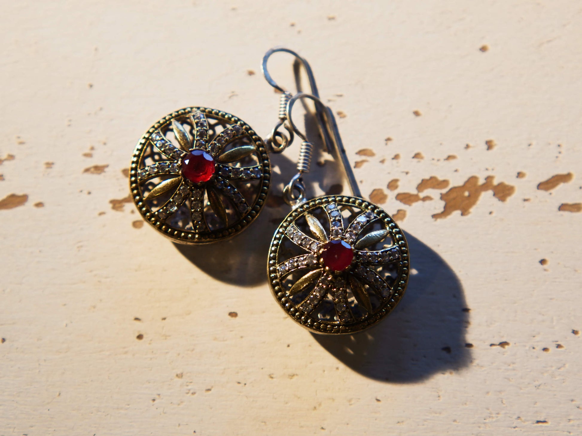 orecchini turchi in stile arabo, argento e radice di rubino . top quality stone , lavorati a mano, cesellati pezzo per pezzo artigianalmente.  misure pendaglio esclusa monachella 2x2 cm, con monachella h totale 4cm peso totale 13gr  per ulteriori info o foto info@etniko.it 0039 3338778241 fb , ig etniko by crosato