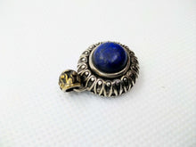 Carica l&#39;immagine nel visualizzatore di Gallery, pendaglio indiano in argento e lapis .  tutto originale ed autentico , lavorato artigianalmente fronte e retro  dimesioni 2,5 x 1,6 cm  peso 8 gr 