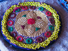 Carica l&#39;immagine nel visualizzatore di Gallery, vecchio tessuto indiano ricamato , pezzo unico lavorato a mano in ogni parte con filo in cotone , filo oro e perline . tipico del gujarat usato come decoro ed addobbo .  misure 16x16x1 cm indicative ( + / - 1 cm)  peso 40/45 gr   indicare sull&#39;ordine il numero scelto   disponibili vari colori e dimensioni  contattare per info  0039 3338778241 info@etniko.it  fb/ig etniko by crosato