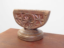 Carica l&#39;immagine nel visualizzatore di Gallery, antico separatore , oggetti di lavoro antichi usato per cereali , riso indiano in legno   in legno di teak inciso .  trattasi di un &quot;filtro&quot; che veniva messo capovolto ( parte tonda in alto ) e sigillato su un grosso sacco o contenitore  la parte inferiore ( quella con più fori ) divideva il contanuto in più sacchi differenti .  si può infatti notare che il fregio , i disegni , sono &quot;dritti&quot; se con la parte tonda rivolta verso l&#39;alto  usato in india fin da sempre nei negozi .   databile primi 900 , conserva