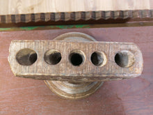 Carica l&#39;immagine nel visualizzatore di Gallery, antico separatore , oggetti di lavoro antichi usato per cereali , riso indiano in legno   in legno di teak inciso .  trattasi di un &quot;filtro&quot; che veniva messo capovolto ( parte tonda in alto ) e sigillato su un grosso sacco o contenitore  la parte inferiore ( quella con più fori ) divideva il contanuto in più sacchi differenti .  si può infatti notare che il fregio , i disegni , sono &quot;dritti&quot; se con la parte tonda rivolta verso l&#39;alto  usato in india fin da sempre nei negozi .   databile primi 900 , conserva