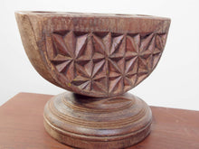 Carica l&#39;immagine nel visualizzatore di Gallery, antico separatore , oggetti di lavoro antichi usato per cereali , riso indiano in legno   in legno di teak inciso .  trattasi di un &quot;filtro&quot; che veniva messo capovolto ( parte tonda in alto ) e sigillato su un grosso sacco o contenitore  la parte inferiore ( quella con più fori ) divideva il contanuto in più sacchi differenti .  si può infatti notare che il fregio , i disegni , sono &quot;dritti&quot; se con la parte tonda rivolta verso l&#39;alto  usato in india fin da sempre nei negozi .   databile primi 900 , conserva