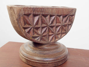 antico separatore , oggetti di lavoro antichi usato per cereali , riso indiano in legno   in legno di teak inciso .  trattasi di un "filtro" che veniva messo capovolto ( parte tonda in alto ) e sigillato su un grosso sacco o contenitore  la parte inferiore ( quella con più fori ) divideva il contanuto in più sacchi differenti .  si può infatti notare che il fregio , i disegni , sono "dritti" se con la parte tonda rivolta verso l'alto  usato in india fin da sempre nei negozi .   databile primi 900 , conserva