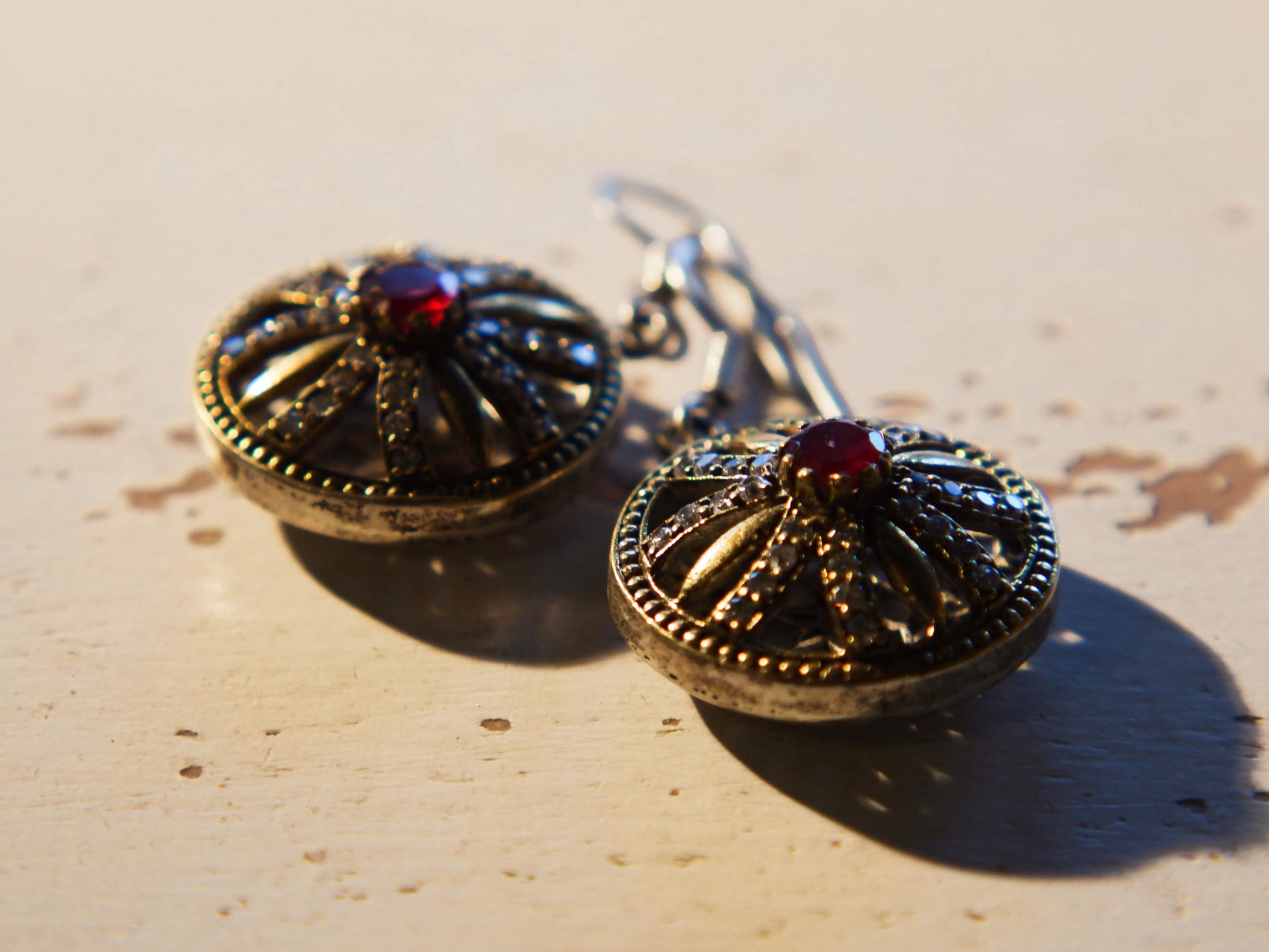 orecchini turchi in stile arabo, argento e radice di rubino . top quality stone , lavorati a mano, cesellati pezzo per pezzo artigianalmente.  misure pendaglio esclusa monachella 2x2 cm, con monachella h totale 4cm peso totale 13gr  per ulteriori info o foto info@etniko.it 0039 3338778241 fb , ig etniko by crosato