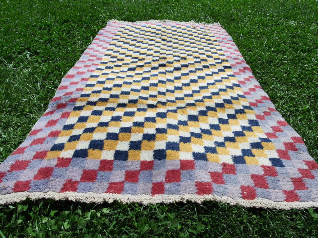 Tappeto Tibetano in lana. Pezzo unico realizzato a mano. Decorativo e colorato è bello sia impiegato come tappeto che da appendere a parete. Dimensioni 81x145cm
