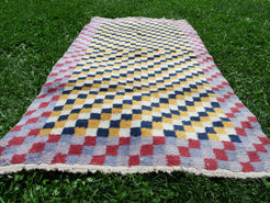 Tappeto Tibetano in lana. Pezzo unico realizzato a mano. Decorativo e colorato è bello sia impiegato come tappeto che da appendere a parete. Dimensioni 81x145cm