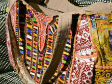 Carica l&#39;immagine nel visualizzatore di Gallery, borsa indiana patchwork  tutti i pezzi che la compongono sono elementi in tessuto ricamati con specchietti , con ricamo ecc... ricavati da vecchi tessuti rajasthani  pezzo unico lavorato interamente a mano  filo oro e filo argento .  3 pon pon , apertura a cerniera ed interno foderato  lavorata in ogni angolo e lato .   45 x 37 x 20  cm esclusi manici manici 38 cm  cm  per info ed ulteriori foto 0039 3338778241 info@etniko.it www.etniko.it
