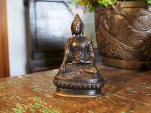 Carica l&#39;immagine nel visualizzatore di Gallery, statua in lega di metalli raffigurante buddha . Particolare la presenza del sigillo tibetano sul fondo ( doppio dorje )   Il Buddha è raffigurato in molti modi, spesso seduto nella posizione Yoga del Loto (piedi incrociati) o dell&#39;Eroe (una gamba sull&#39;altra). 