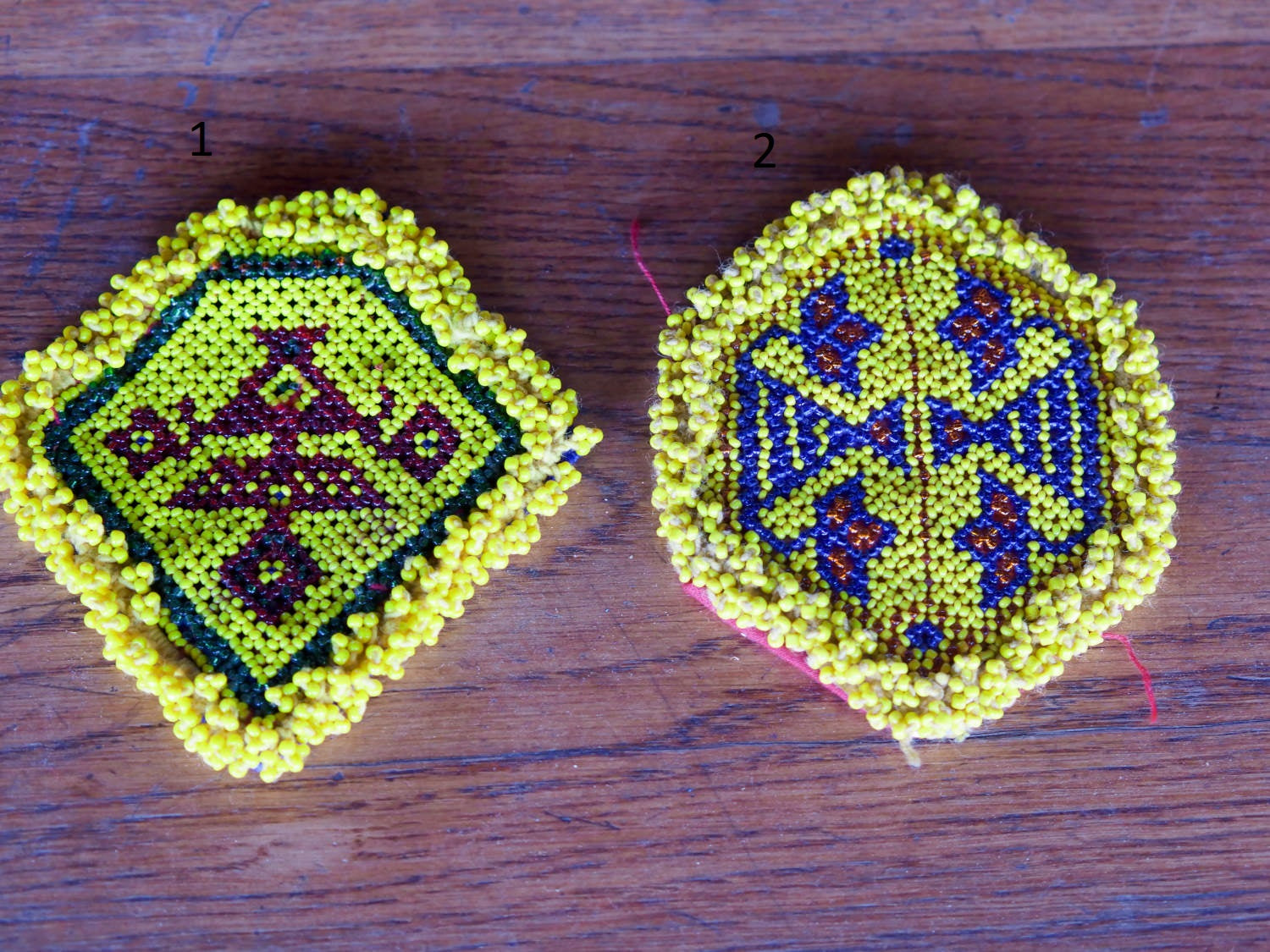 vecchio tessuto indiano ricamato , pezzo unico lavorato a mano in ogni parte con filo in cotone , filo oro e perline . tipico del gujarat usato come decoro ed addobbo .  misure 12x10 cm indicative ( + / - 0.5 cm)  peso 40/45  gr .  indicare sull'ordine il numero scelto   disponibili vari colori e dimensioni  contattare per info  0039 3338778241 info@etniko.it  fb/ig etniko by crosato
