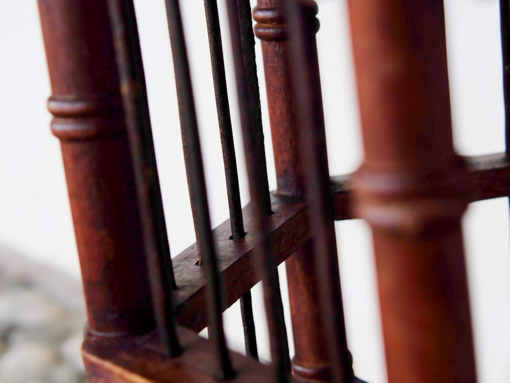 Gabbietta in legno, India. gabbia usata per merli indiani, databile seconda metà 900, oggetto ornamentale unico lavorato a mano in legno di teak massello. parti in metallo e legno    disponibile coppia ( chiedere per conferma ) sconto applicabile in caso di unico trasporto .  Lavorata artigianalmente. Dimensioni 45x42 h66cm     per ulteriori info o dettagli: info@etniko.it 0039 3338778241 ig/fb : etniko by crosato etsy : etnikobycrosato