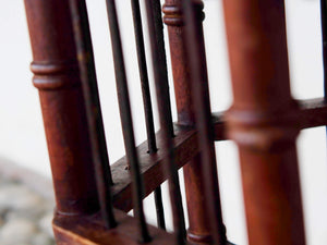Gabbietta in legno, India. gabbia usata per merli indiani, databile seconda metà 900, oggetto ornamentale unico lavorato a mano in legno di teak massello. parti in metallo e legno    disponibile coppia ( chiedere per conferma ) sconto applicabile in caso di unico trasporto .  Lavorata artigianalmente. Dimensioni 45x42 h66cm     per ulteriori info o dettagli: info@etniko.it 0039 3338778241 ig/fb : etniko by crosato etsy : etnikobycrosato