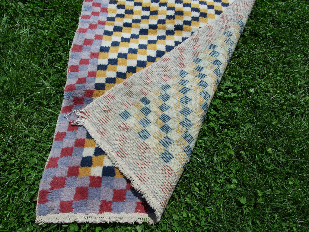 Tappeto Tibetano in lana. Pezzo unico realizzato a mano. Decorativo e colorato è bello sia impiegato come tappeto che da appendere a parete. Dimensioni 81x145cm