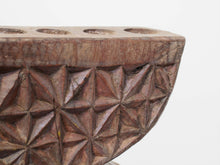 Carica l&#39;immagine nel visualizzatore di Gallery, antico separatore , oggetti di lavoro antichi usato per cereali , riso indiano in legno   in legno di teak inciso .  trattasi di un &quot;filtro&quot; che veniva messo capovolto ( parte tonda in alto ) e sigillato su un grosso sacco o contenitore  la parte inferiore ( quella con più fori ) divideva il contanuto in più sacchi differenti .  si può infatti notare che il fregio , i disegni , sono &quot;dritti&quot; se con la parte tonda rivolta verso l&#39;alto  usato in india fin da sempre nei negozi .   databile primi 900 , conserva