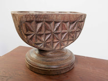 Carica l&#39;immagine nel visualizzatore di Gallery, antico separatore , oggetti di lavoro antichi usato per cereali , riso indiano in legno   in legno di teak inciso .  trattasi di un &quot;filtro&quot; che veniva messo capovolto ( parte tonda in alto ) e sigillato su un grosso sacco o contenitore  la parte inferiore ( quella con più fori ) divideva il contanuto in più sacchi differenti .  si può infatti notare che il fregio , i disegni , sono &quot;dritti&quot; se con la parte tonda rivolta verso l&#39;alto  usato in india fin da sempre nei negozi .   databile primi 900 , conserva