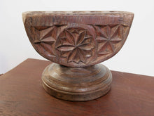 Carica l&#39;immagine nel visualizzatore di Gallery, antico separatore , oggetti di lavoro antichi usato per cereali , riso indiano in legno   in legno di teak inciso .  trattasi di un &quot;filtro&quot; che veniva messo capovolto ( parte tonda in alto ) e sigillato su un grosso sacco o contenitore  la parte inferiore ( quella con più fori ) divideva il contanuto in più sacchi differenti .  si può infatti notare che il fregio , i disegni , sono &quot;dritti&quot; se con la parte tonda rivolta verso l&#39;alto  usato in india fin da sempre nei negozi .   databile primi 900 , conserva