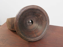 Carica l&#39;immagine nel visualizzatore di Gallery, antico separatore , oggetti di lavoro antichi usato per cereali , riso indiano in legno   in legno di teak inciso .  trattasi di un &quot;filtro&quot; che veniva messo capovolto ( parte tonda in alto ) e sigillato su un grosso sacco o contenitore  la parte inferiore ( quella con più fori ) divideva il contanuto in più sacchi differenti .  si può infatti notare che il fregio , i disegni , sono &quot;dritti&quot; se con la parte tonda rivolta verso l&#39;alto  usato in india fin da sempre nei negozi .   databile primi 900 , conserva