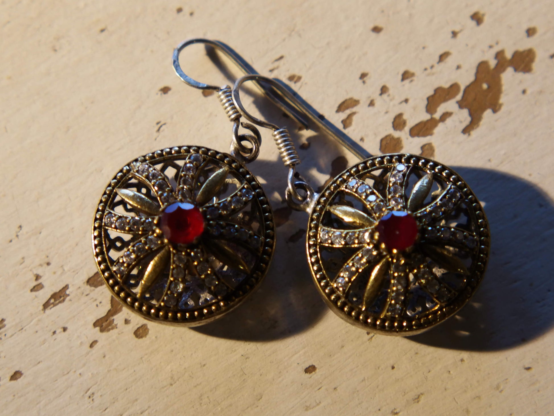 orecchini turchi in stile arabo, argento e radice di rubino . top quality stone , lavorati a mano, cesellati pezzo per pezzo artigianalmente.  misure pendaglio esclusa monachella 2x2 cm, con monachella h totale 4cm peso totale 13gr  per ulteriori info o foto info@etniko.it 0039 3338778241 fb , ig etniko by crosato