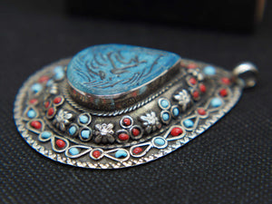 vecchio pendaglio afgano in argento cesellato turchese inciso e corallo  pezzo unico databile seconda metà 900 , originale in ogni parte e lavorato artigianalmente.