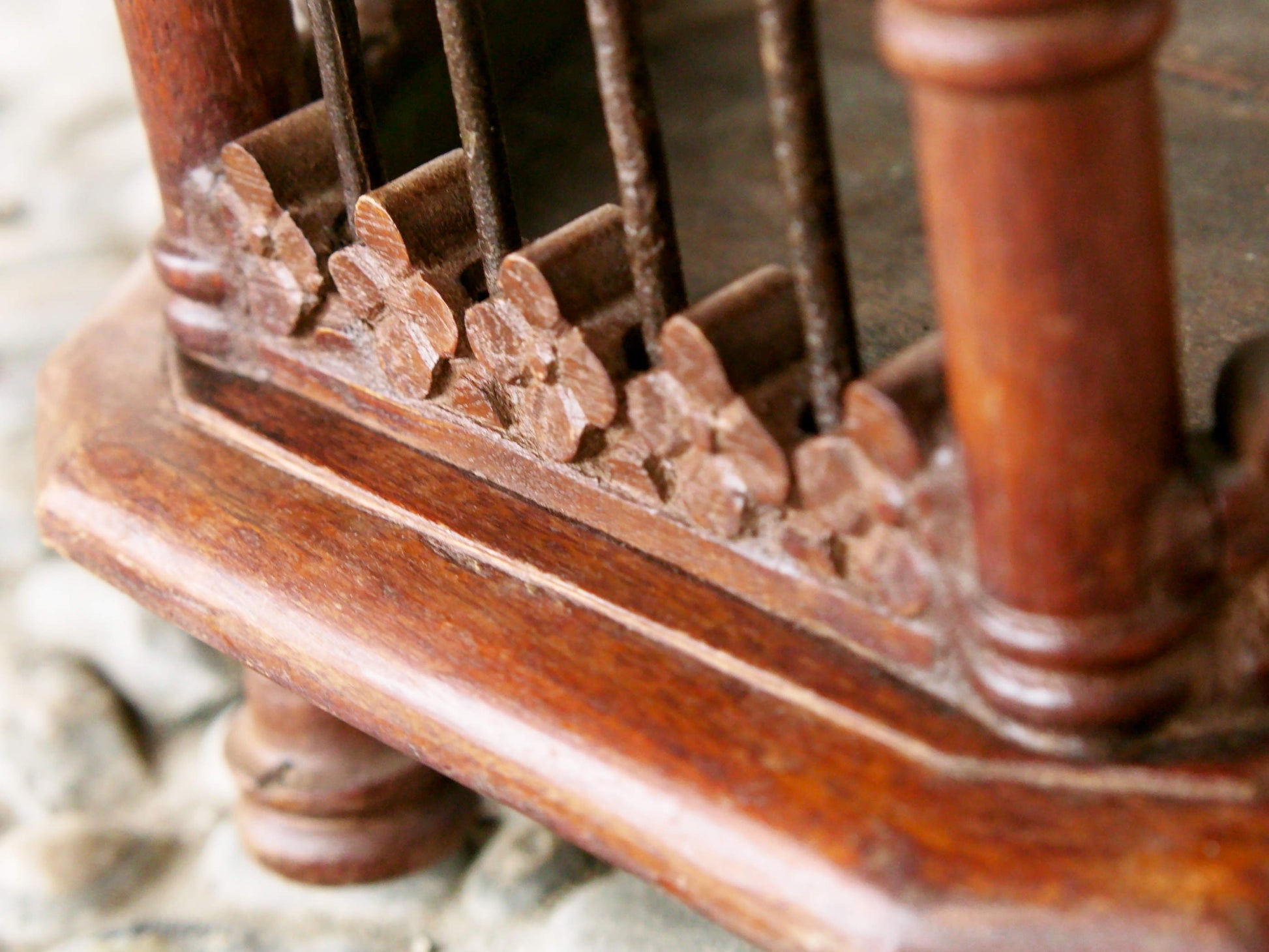 Gabbietta in legno, India. gabbia usata per merli indiani, databile seconda metà 900, oggetto ornamentale unico lavorato a mano in legno di teak massello. parti in metallo e legno    disponibile coppia ( chiedere per conferma ) sconto applicabile in caso di unico trasporto .  Lavorata artigianalmente. Dimensioni 45x42 h66cm     per ulteriori info o dettagli: info@etniko.it 0039 3338778241 ig/fb : etniko by crosato etsy : etnikobycrosato