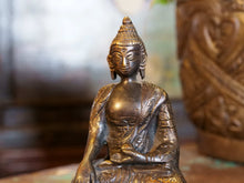 Carica l&#39;immagine nel visualizzatore di Gallery, statua in lega di metalli raffigurante buddha . Particolare la presenza del sigillo tibetano sul fondo ( doppio dorje )   Il Buddha è raffigurato in molti modi, spesso seduto nella posizione Yoga del Loto (piedi incrociati) o dell&#39;Eroe (una gamba sull&#39;altra). 